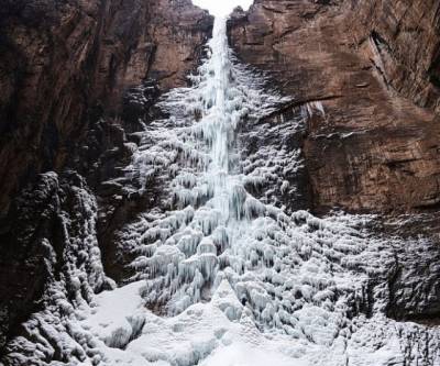 Водопад превратился в елку: в центре Китая замерз легендарный водопад (ФОТО)