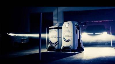 Volkswagen представил заряжающего электромобили робота