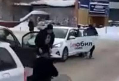 «Добавил газу»: агрессивный таксист напал на россиянку с ребенком