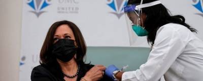 Вице-президент США Камала Харрис сделала прививку от COVID-19 в режиме онлайн