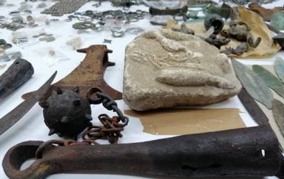 В Сербию пытались ввезти древние артефакты под видом украинского паркета