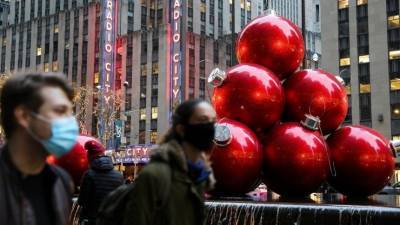 В Нью-Йорке уничтожили гигантскую пиньяту в виде неприличного жеста — видео