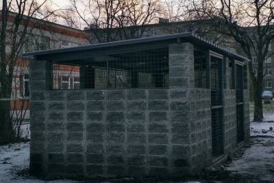 На века: контейнерные площадки из каменных блоков установили в Петрозаводске