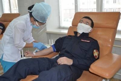 В Улан-Удэ росгвардейцы сдают донорскую кровь
