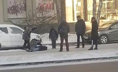 В Тюмени прохожие помогли человеку, который лежал на снегу