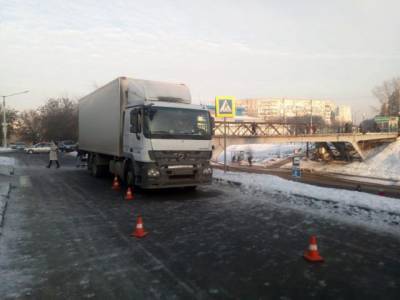 В Кузбассе грузовик насмерть сбил переходившую дорогу женщину