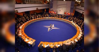 "Россия в упадке, но все еще опасна": в НАТО определились с главной угрозой для Альянса