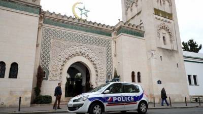 МВД Франции проведет проверки в 76 мечетях