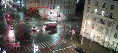 Автобус с пассажирами врезался в автомобиль в центре Петрозаводска (ВИДЕО)