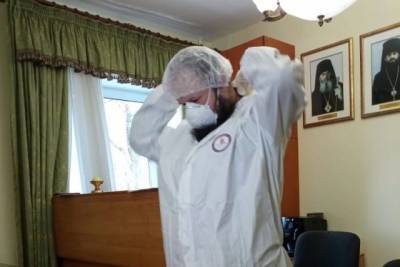 Хабаровские священники начали причащать больных COVID-19 на дому