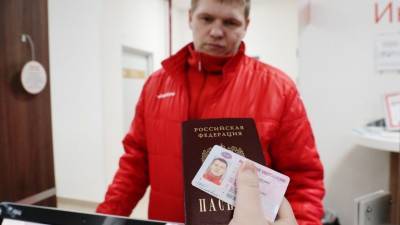 Надписи на трех языках: в России вступили в силу изменения в водительских удостоверениях и ПТС