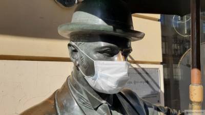 Роспотребнадзор объяснил, почему шарф не может заменить медицинскую маску