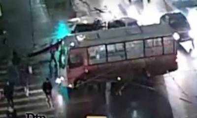 Маршрутка с пассажирами врезалась в автомобиль в центре Петрозаводска