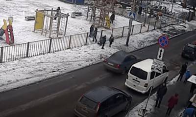 Петрозаводские дети устроили игры прямо на дороге