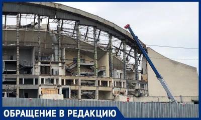 Рабочие сносят СК «Олимпийский» вместо реконструкции и гадят в московских дворах