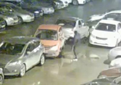 В Рязани неизвестный повредил припаркованный автомобиль