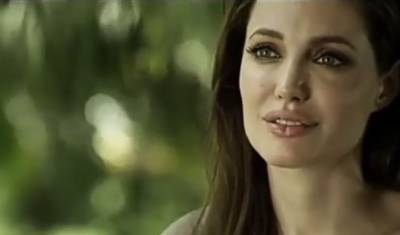 Болезненно худая Анджелина Джоли ошарашила впавшими щеками и костлявыми руками: «Подними голову, девочка»