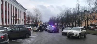 Водители продолжают ставить автомобили на бывшей стоянке в центре Петрозаводска (ФОТО)