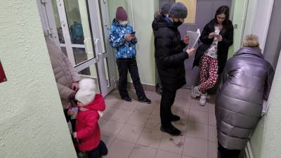 Тюменцы в мороз собирали подписи за строительство школы в Ново-Патрушево