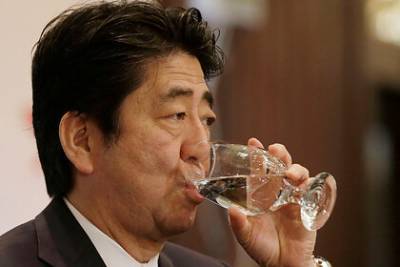 Бывшего премьера Японии захотели допросить из-за банкетов