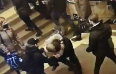 В петербургском метро подростки устроили массовую драку