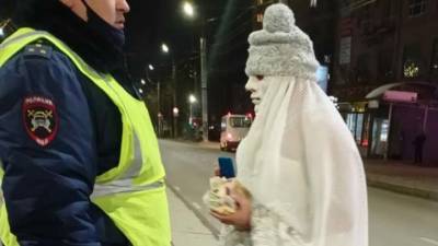 По улицам Смоленска дефилирует мужчина в образе невесты