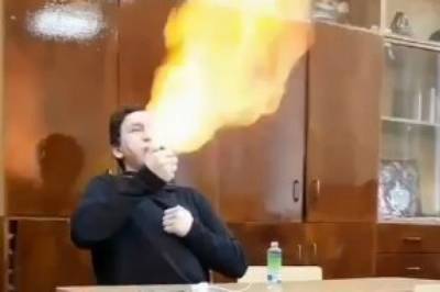 В Харькове восьмиклассник устроил опасное шоу с огнем прямо в классе: видео