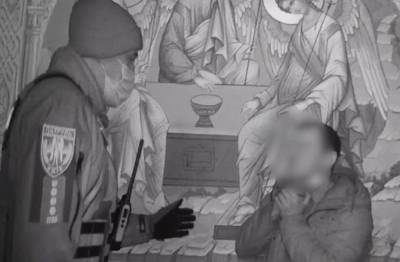 В Киеве мужчина угрожал зарезать себя прямо в церкви: Видео