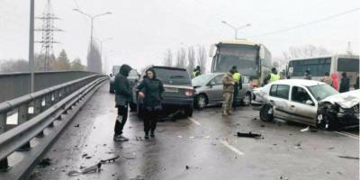 В результате ДТП из-за гололеда под Киевом пострадали сразу девять машин — фото