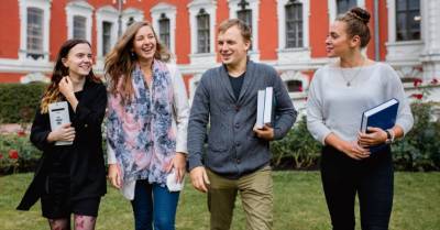 Опрос: больше половины старшеклассников собирается оставаться в Латвии, 11% точно уедут