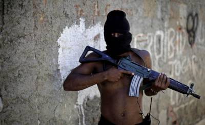 Стрельба, грабежи, захват заложников: банда захватила город в Бразилии
