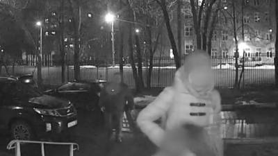 Москвич с молотком напал на девушку у подъезда, перепутав ее с женой