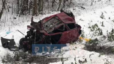 Водитель легковушки погиб после столкновения с фурой под Псковом