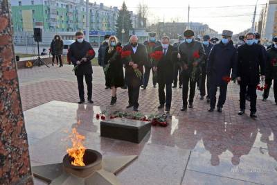 Игорь Артамонов возложил цветы к Вечному огню на площади Героев