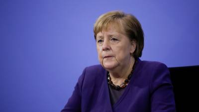 Меркель выразила соболезнования семье экс-президента Франции д'Эстена