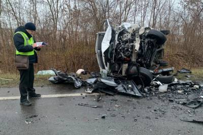 Во Львовской области Audi на встречке протаранил Mercedes Sprinter: в ДТП погибли три человека (фото)