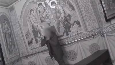 Копы в киевской церкви спасли мужчину от самоубийства: видео
