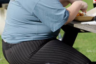 Пролежавшего год на полу 300-килограммового толстяка вытащили на подъемном кране