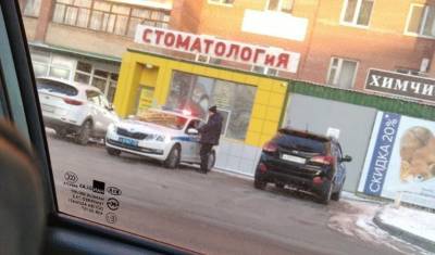Патруль ГИБДД выборочно останавливает машины в районе улицы Ямской в Тюмени
