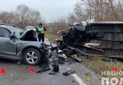 Во Львовской области внедорожник Audi "на встречке" столкнулся с микроавтобусом - трое погибших