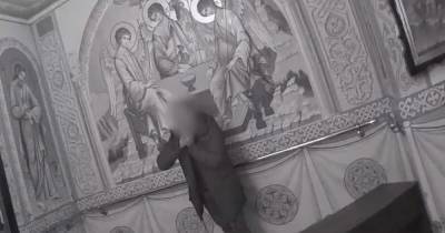 В Киеве мужчина ворвался в церковь и угрожал перерезать себе горло