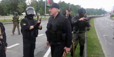 "Серьезно, с автоматом?": появилось видео, на котором охранявшие Лукашенко омоновцы смеются над ним