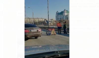 В Астрахани на Новом мосту вновь устраняют яму