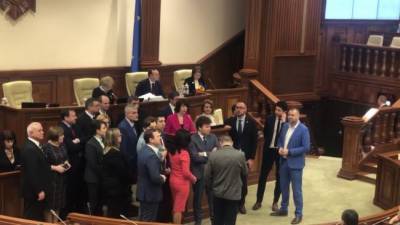 В Молдавии люди Санду «взяли» парламент