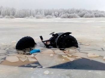 Двое мужчин на каракате провалились под лед в Усть-Кубенском районе