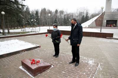Председатель Смоленского городского Совета возложила цветы к могиле Неизвестного Солдата