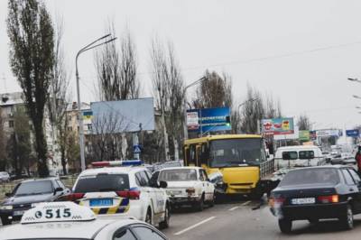 В Днепропетровской области автобус с пассажирами протаранил четыре авто посреди дороги
