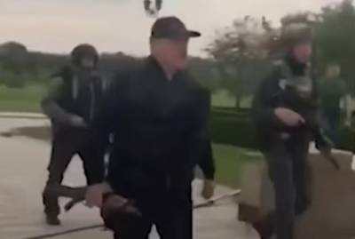 Белорусские омоновцы высмеяли Лукашенко, вооружившего своего сына автоматом: появилось видео