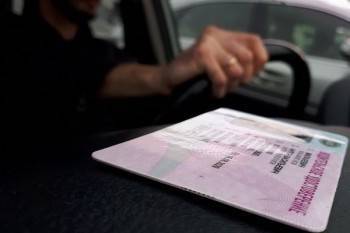 В России начали выдавать новые водительские удостоверения и ПТС