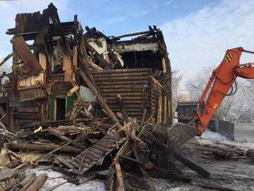 В Уфе на улице Ветошникова сносят аварийный деревянный дом